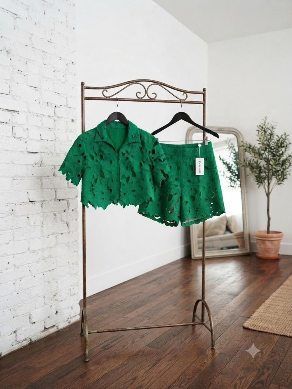 Commense Green Eyelet Short Sleeve Top and Shorts Set 2 Pc Size Size M
